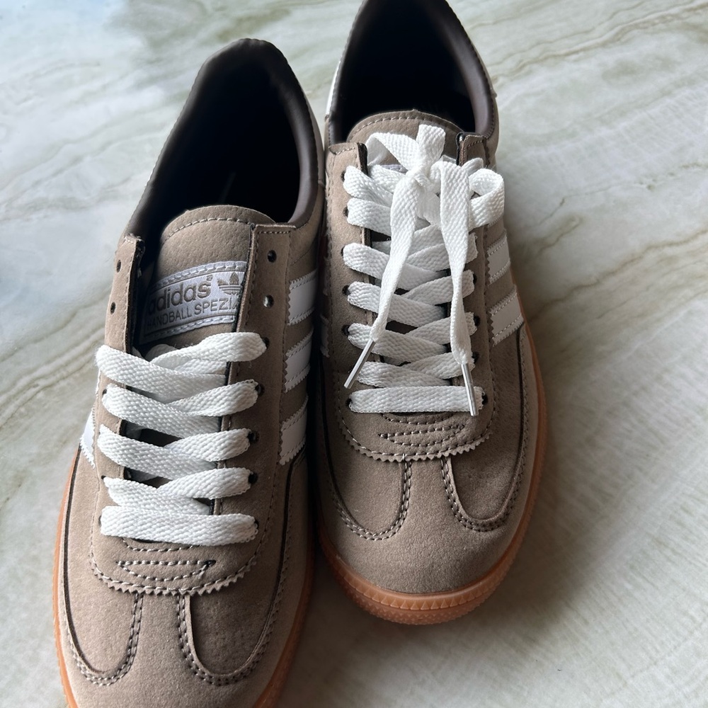 Flash sale🎉🎉🎉Adidas Brown Sneakers size mens 5 womens 6